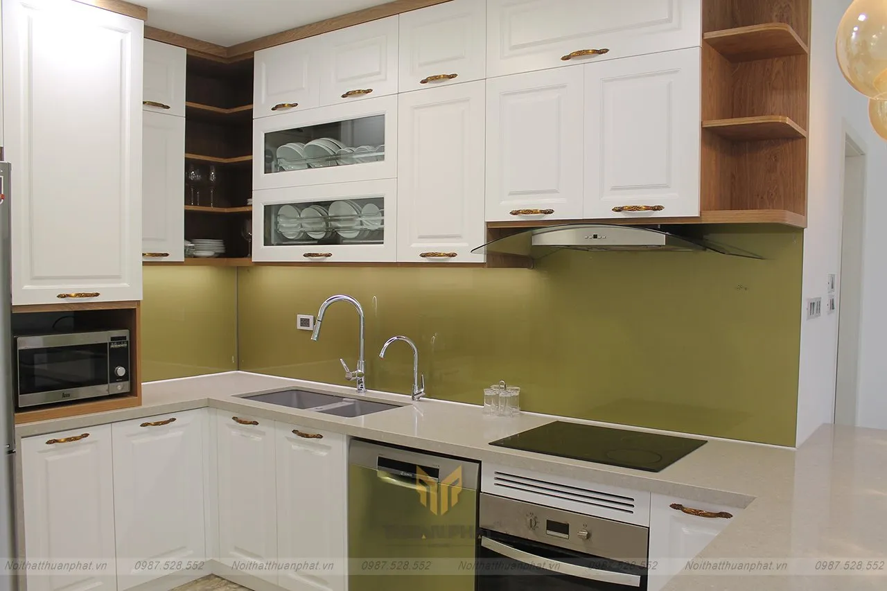 Mẫu tủ bếp nhựa phun sơn phong cách tân cổ 